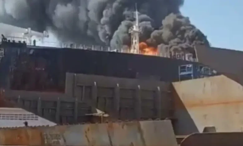 حريق يلتهم ناقلة نفط في باتام الإندونيسية ويسفر عن وفاة 4 عمال وإصابة 5 آخرين 1 حريق يلتهم ناقلة نفط في باتام الإندونيسية ويسفر عن وفاة 4 عمال وإصابة 5 آخرين