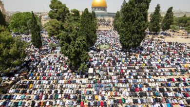عشرات الآلاف يؤدون صلاة الجمعة في الأقصى وسط قيود إسرائيلية مشددة