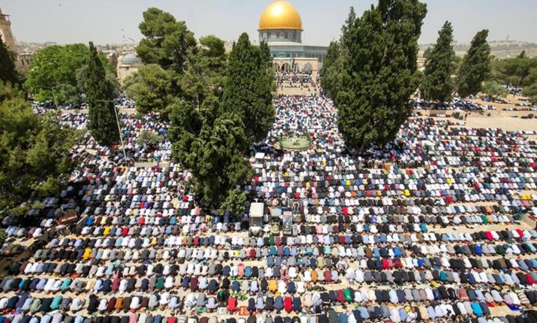 عشرات الآلاف يؤدون صلاة الجمعة في الأقصى وسط قيود إسرائيلية مشددة 1 عشرات الآلاف يؤدون صلاة الجمعة في الأقصى وسط قيود إسرائيلية مشددة