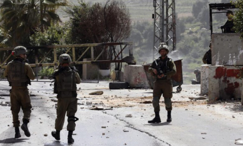 الاحتلال يصعّد اعتداءاته ويعتقل فلسطينيين بالضفة الغربية