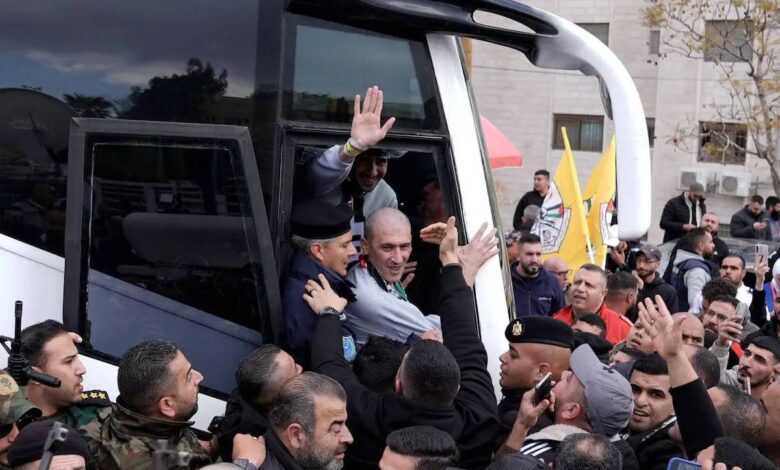 ضمن الدفعة السادسة من صفقة تبادل الأسرى.. إسرائيل تفرج عن 369 أسيرا فلسطينياً