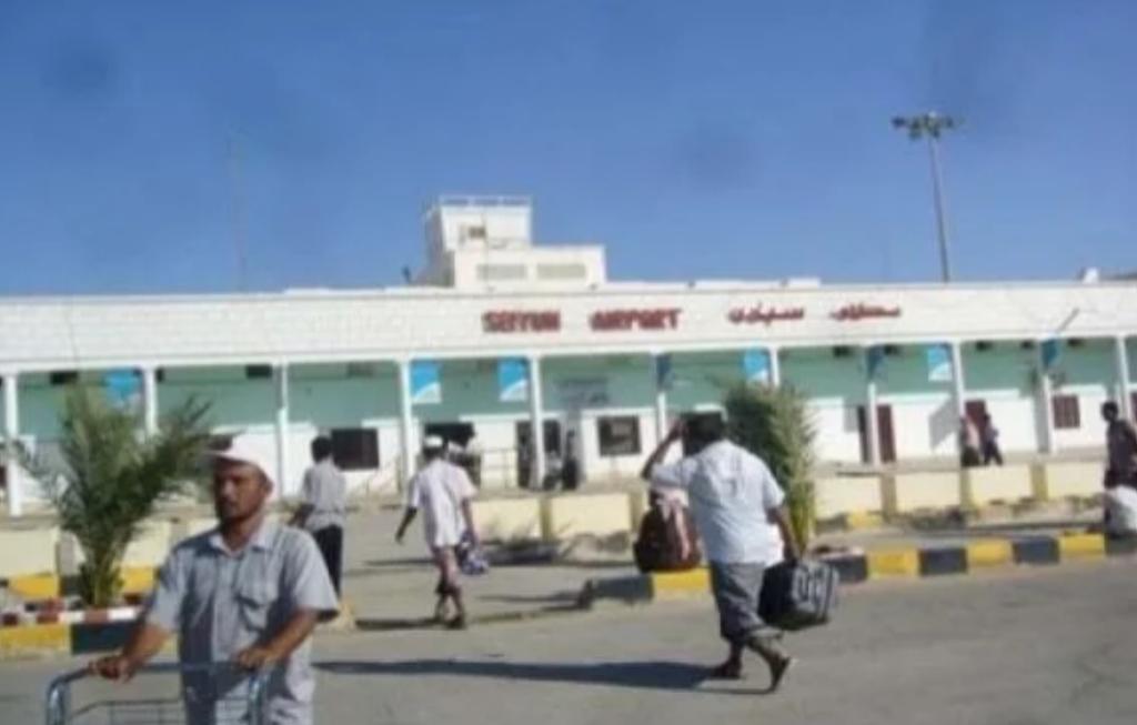لهذا السبب.. القبض على مدير مكتب الغذاء العالمي في مطار سيئون 1 لهذا السبب.. القبض على مدير مكتب الغذاء العالمي في مطار سيئون