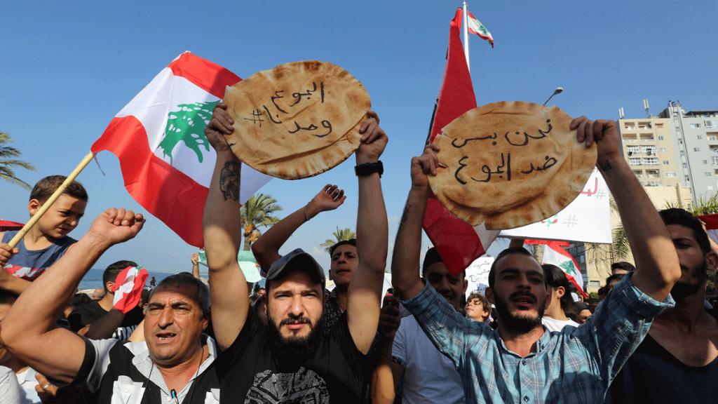 اللبنانيون يحيون الذكرى الأولى لانطلاق الاحتجاجات ضد الطبقة السياسية 1 اللبنانيون يحيون الذكرى الأولى لانطلاق الاحتجاجات ضد الطبقة السياسية