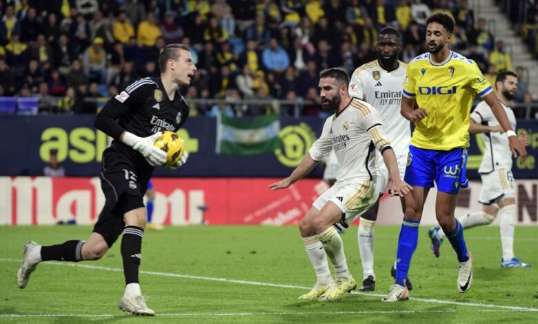 ريال مدريد يعود لصدارة الدوري الإسباني بثلاثية ضد قادش 1 ريال مدريد يعود لصدارة الدوري الإسباني بثلاثية ضد قادش