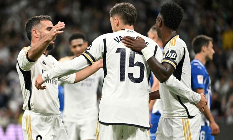 ريال مدريد يحتفل بلقب الدوري الإسباني بخماسية نظيفة على ألافيس 1 ريال مدريد يحتفل بلقب الدوري الإسباني بخماسية نظيفة على ألافيس