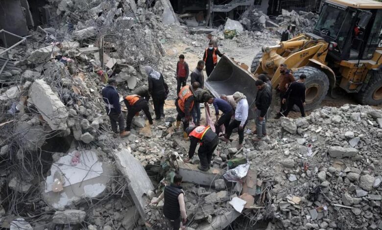 استشهاد 12 فلسطينيا إثر قصف الاحتلال مخزن مساعدات في دير البلح