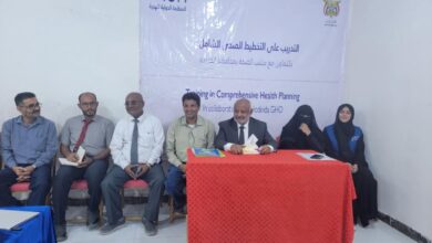 محافظ الحديدة يدشن دورة تدريبية للتخطيط الصحي الشامل في الخوخة