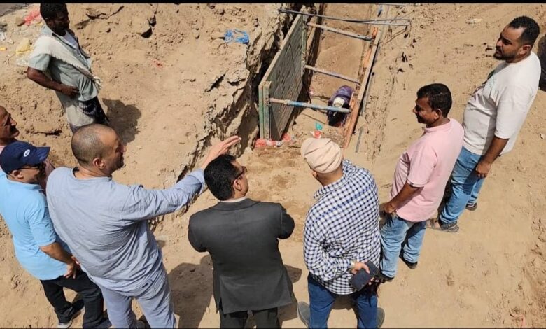 مدير المنصورة يتفقد مشروع تركيب شبكة الصرف الصحي في بلوك ( 10 )