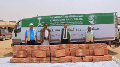 مركز سلمان يوزع 3000 كرتون من التمور لنازحي الجوف في مأرب 7 مركز سلمان يوزع 3000 كرتون من التمور لنازحي الجوف في مأرب