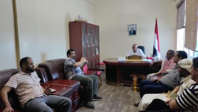 مدير المخا يناقش مع مدير فرع شركة النفط ضبط اسعار المشتقات