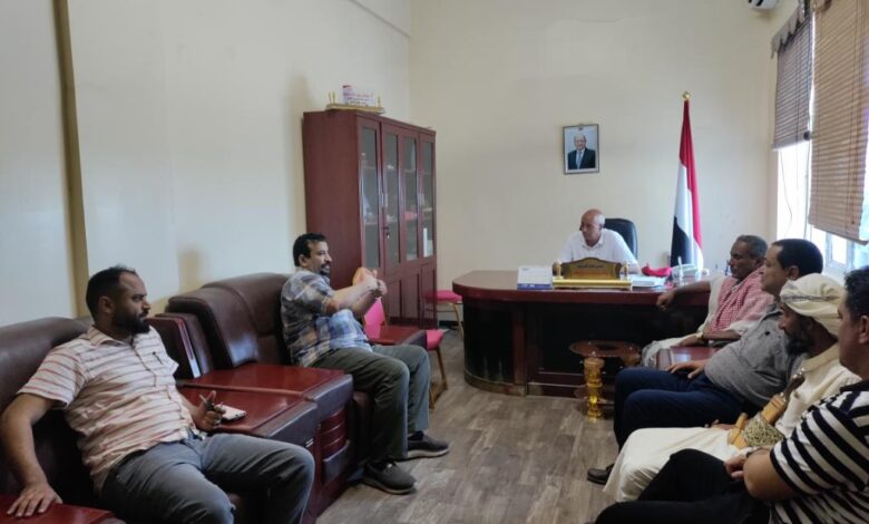 مدير المخا يناقش مع مدير فرع شركة النفط ضبط اسعار المشتقات 1 مدير المخا يناقش مع مدير فرع شركة النفط ضبط اسعار المشتقات
