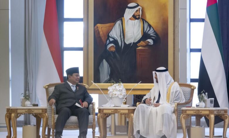 الرئيس الإماراتي ونظيره الإندونيسي يبحثان علاقات البلدين وشراكتهما الاقتصادية الشاملة