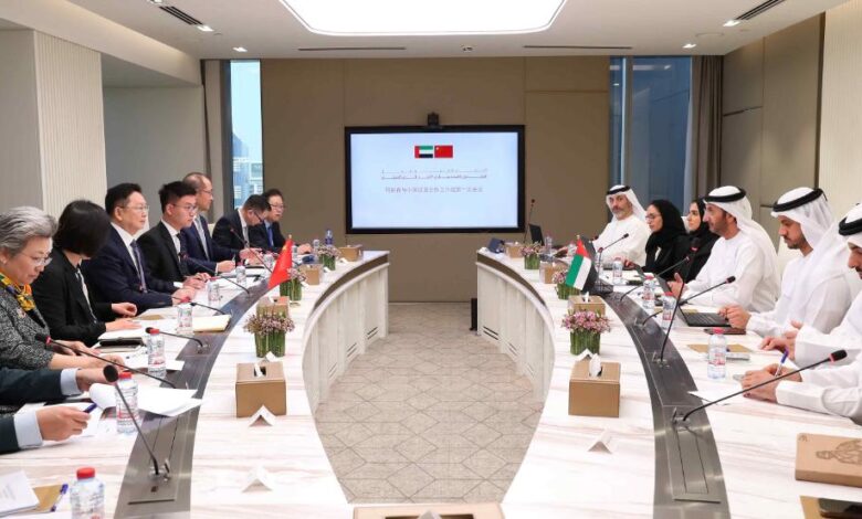 الإمارات والصين تبحثان تعزيز العلاقات الاقتصادية والاستثمارية