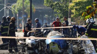 مقتل شخصين إثر تحطم طائرة صغيرة بشارع في ساو باولو وارتطامها بحافلة