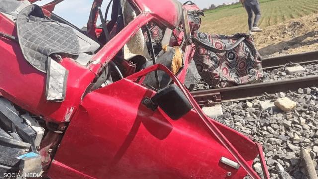 مقتل وإصابة 20 شخص في تصادم قطار مع "ميني باص" بمصر