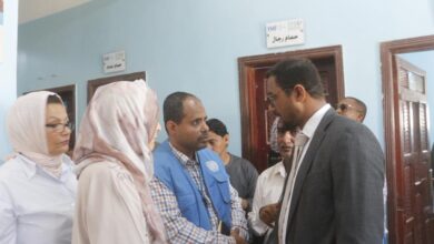 الحديدة.. القديمي يفتتح مشروعا صحيا في الخوخة بدعم أممي ويطالب بتوثيق انتهاكات الحوثيين