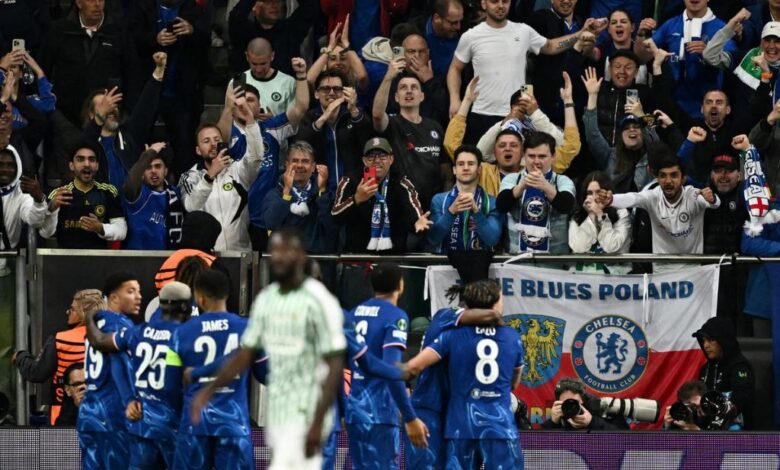 تشيلسي يتوج بلقب دوري المؤتمر الأوروبي برباعية في شباك ريال بيتيس