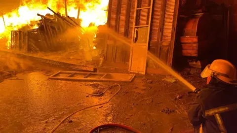 مصر.. حريق ضخم يلتهم مصنع بلاستيك في شبرا وإصابة 5 أشخاص 1 مصر.. حريق ضخم يلتهم مصنع بلاستيك في شبرا وإصابة 5 أشخاص