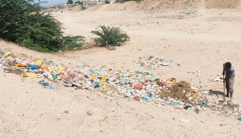 لليوم الرابع.. تواصل أعمال النظافة في الخوخة جنوب الحديدة