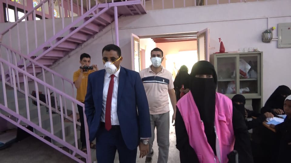 وكيل الحديدة يتفقد سير العمل لانتاج 100 الف كمامة في المشغل النسوي بالخوخة 1 وكيل الحديدة يتفقد سير العمل لانتاج 100 الف كمامة في المشغل النسوي بالخوخة