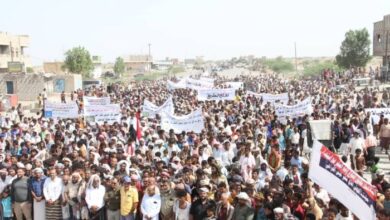 أبناء تهامة ينظمون وقفة احتجاجية حاشدة للمطالبة بفتح طريق حيس الجراحي