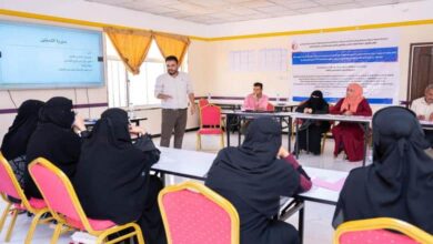 أمهات المختطفين تنفذ ثالث جلساتها الحوارية لعرض الانتهاكات ضد الناشطات في تعز