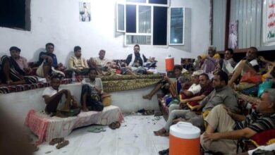 أهالي ضحايا قصف منشآت رأس عيسى يطالبون بمحاسبة قيادات حوثية بعد تدهور أوضاعهم المعيشية