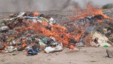 إتلاف مواد غذائية ومشروبات غازية منتهية الصلاحية في حيس