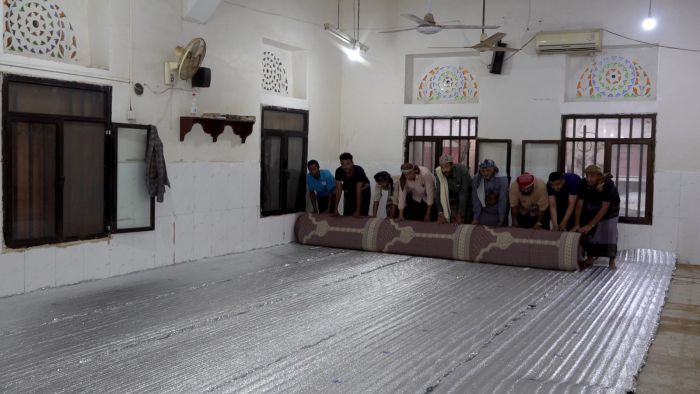 إطلاق مشروع فرش المساجد والمصليات في المخا بدعم من طارق صالح 1 إطلاق مشروع فرش المساجد والمصليات في المخا بدعم من طارق صالح