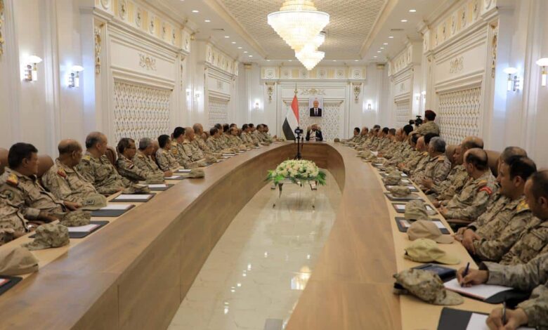 إنذار مبكر في مأرب.. العرادة يحشد القيادات العسكرية لمرحلة فاصلة 1 إنذار مبكر في مأرب.. العرادة يحشد القيادات العسكرية لمرحلة فاصلة