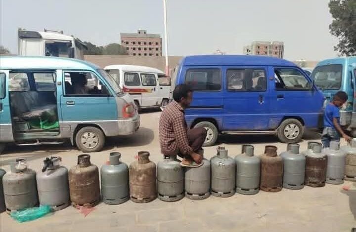 أزمة الغاز تراوح مكانها رغم الوعود بحلها في عدن 1 أزمة الغاز تراوح مكانها رغم الوعود بحلها في عدن