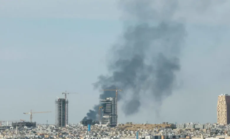 سقوط مقذوف عسكري على موقع سكني جنوب شرق الرياض يخلف قتلى وجرحى بين المقيمين 1 سقوط مقذوف عسكري على موقع سكني جنوب شرق الرياض يخلف قتلى وجرحى بين المقيمين