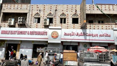 اصابة مسؤول تربوي إثر تهدم سقف مطعم مشهور وسط مدينة الحديدة