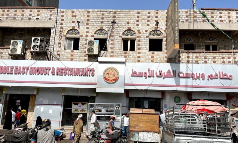 اصابة مسؤول تربوي إثر تهدم سقف مطعم مشهور وسط مدينة الحديدة