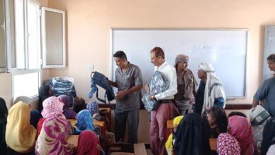 الأجعش ومدير التحيتا يدشنان توزيع الحقائب المدرسية لطلاب الحيمة