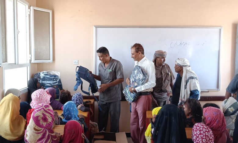 الأجعش ومدير التحيتا يدشنان توزيع الحقائب المدرسية لطلاب الحيمة 1 الأجعش ومدير التحيتا يدشنان توزيع الحقائب المدرسية لطلاب الحيمة