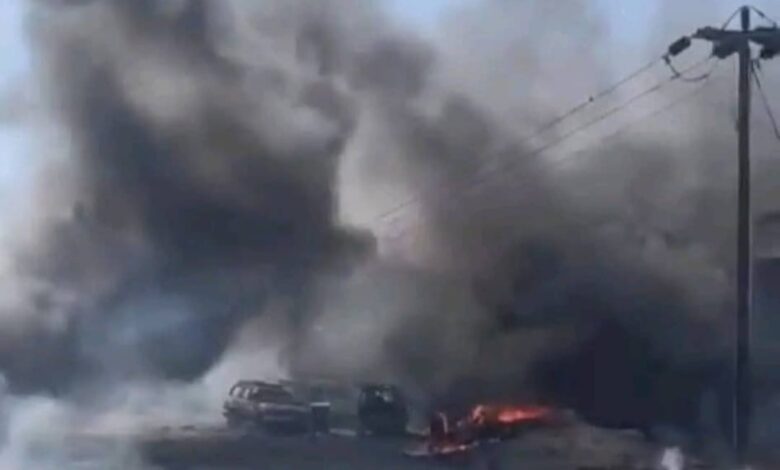الأجهزة الأمنية في لحج تحقق بعد تفجير موكب القيادي حمدي شكري في عدن 1 الأجهزة الأمنية في لحج تحقق بعد تفجير موكب القيادي حمدي شكري في عدن