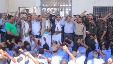 الإفراج عن 736 سجينًا في الحديدة.. عفو حوثي ظاهري وأهداف عسكرية خفية