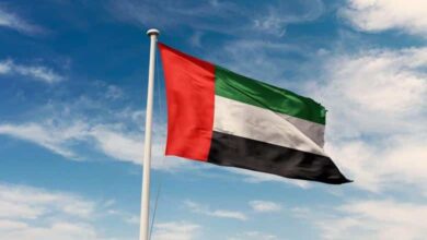 أعلنت سفارة دولة الإمارات لدى اليمن رصدها محاولات احتيال إلكترونية تستخدم اسمها وصفات دبلوماسية مزيفة للتواصل مع الأفراد داخل اليمن وخارجه. وأكدت السفارة، في بيان على منصة "إكس"، أن هذه المحاولات تهدف لخداع المستهدفين والحصول على بياناتهم، داعية إلى عدم الانجرار وراء تلك الرسائل أو الاتصالات. كما شددت على ضرورة توخي الحذر وعدم مشاركة أي معلومات شخصية مع جهات مجهولة قد تستخدم الانتحال وسيلة للاحتيال.