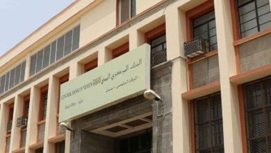 نقيب المعلمين في الحديدة يطالب الرئاسي ورئيس الوزراء بإيقاف العبث بمرتبات الموظفين النازحين