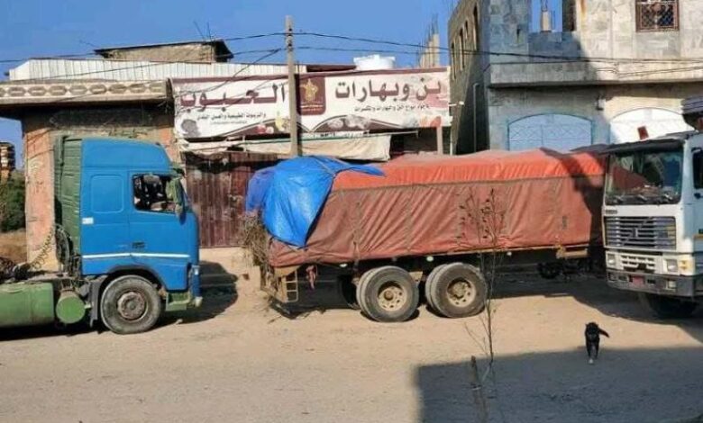 الجوع يدفع فقراء في الحديدة لاعتراض شاحنات محملة بالقمح 1 الجوع يدفع فقراء في الحديدة لاعتراض شاحنات محملة بالقمح