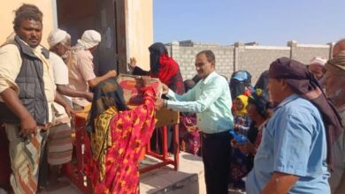 الحديدة... توزيع سلال غذائية لسكان الحيمة الساحلية