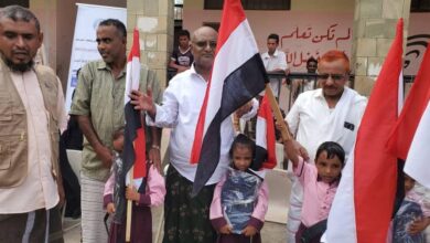الحديدة.. مبادرة ألف باء تنفذ مبادرة "الزي والحقيبة المدرسية" بالخوخة