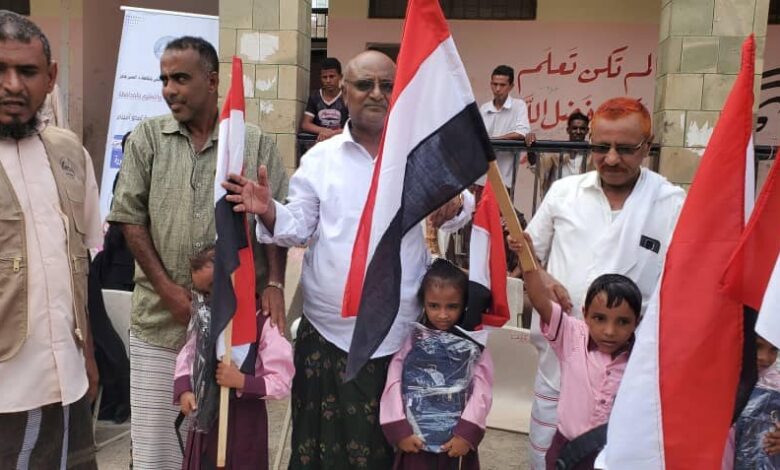 مبادرة ألف باء تدشن مشروع توزيع الزي والحقيبة المدرسية للأيتام في الخوخة وحيس 1 الحديدة.. مبادرة ألف باء تنفذ مبادرة "الزي والحقيبة المدرسية" بالخوخة