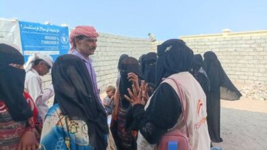 الحديدة.. مدير التحيتا يتفقد عملية توزيع الغذاء العالمي للمستفيدين بالحيمة
