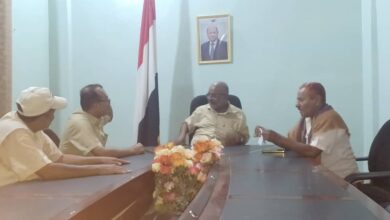 الحديدة.. مدير الخوخة يبحث مع صندوق الرعاية آلية صرف الدورة التاسعة عشرة