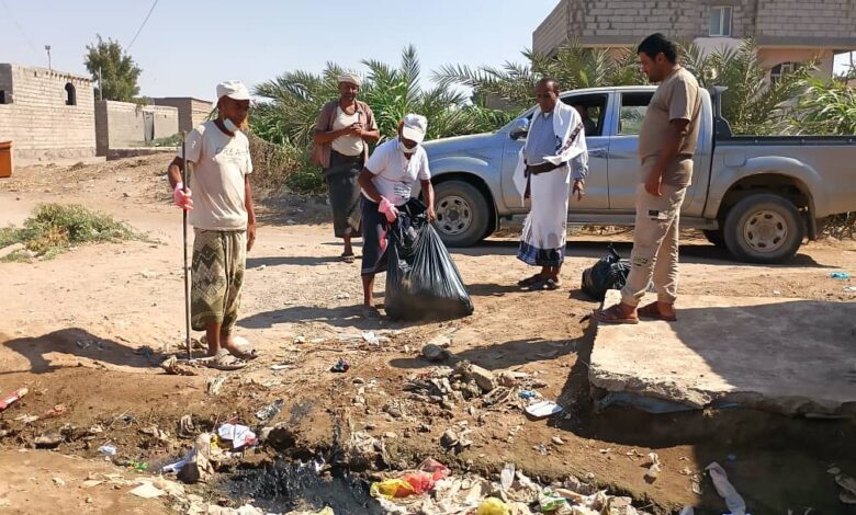 الحديدة.. مدير صندوق النظافة يتابع سير عملية نقل المخلفات في الخوخة