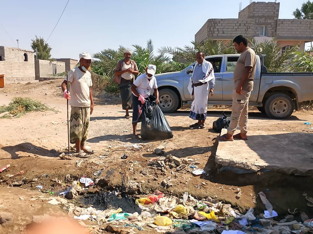 الحديدة.. مدير صندوق النظافة يتابع سير عملية نقل المخلفات في الخوخة