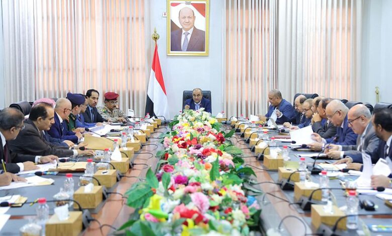 الحكومة اليمنية تناقش خطة طوارئ اقتصادية بعد تراجع الريال وتصعيد الحوثيين