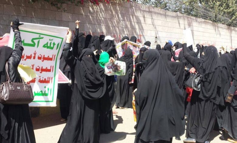 مليشيا الحوثي تحول منازل العقال في الحديدة إلى مراكز لتجنيد النساء